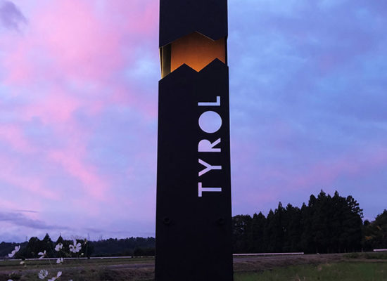 チロル サイン