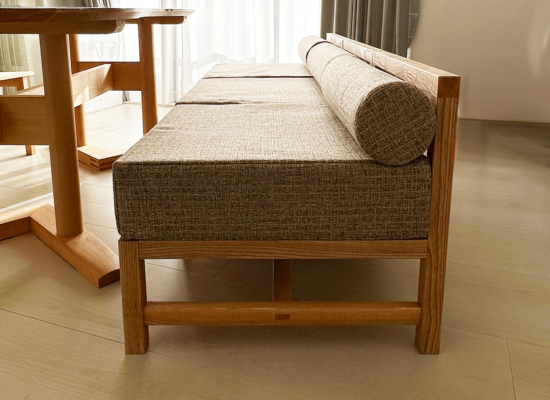 豆型テーブルと連結ソファ